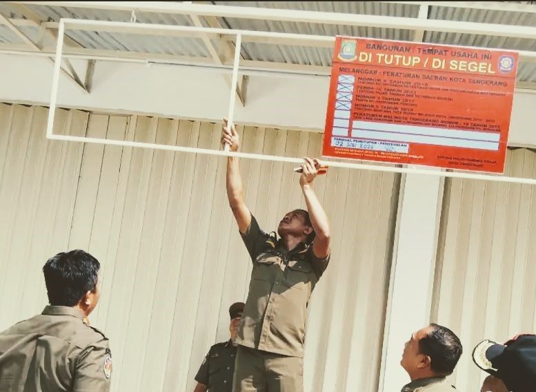 Satpol PP Kota Tangerang Segel Bangunan Bakal Minimarket