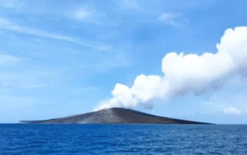 Gunung Anak Krakatau Waspada, Warga Diminta Tetap Tenang