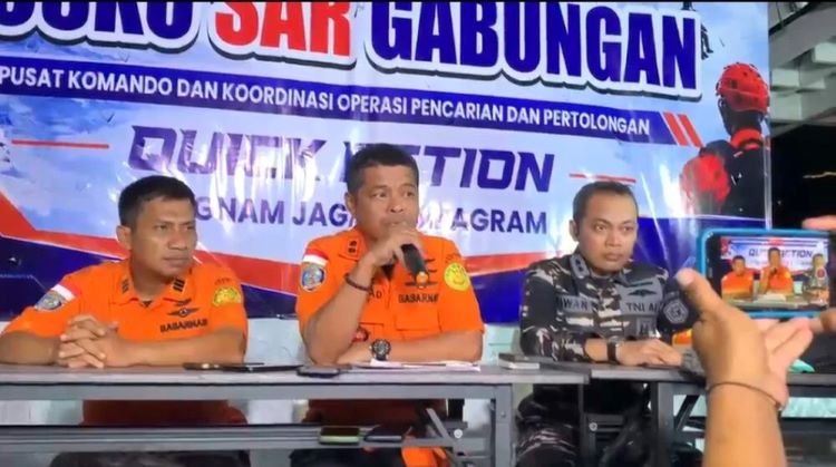 Tim SAR Temukan Jaket dan Pelampung saat Pencarian Wartawan Hilang di Selat Sunda