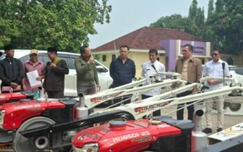 DPC Gerindra Kabupaten Tangerang Bantu Kelompok Tani 4 Traktor dan Pompa air