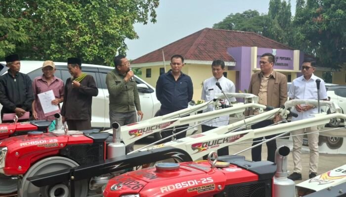 DPC Gerindra Kabupaten Tangerang Bantu Kelompok Tani 4 Traktor dan Pompa air