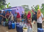 Warga Balaraja Antre Air Bersih Bantuan dari Aetra Tangerang