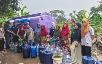 Warga Balaraja Antre Air Bersih Bantuan dari Aetra Tangerang