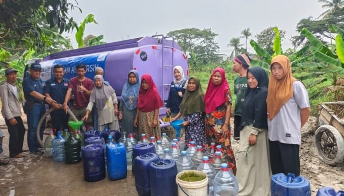 Warga Balaraja Antre Air Bersih Bantuan dari Aetra Tangerang
