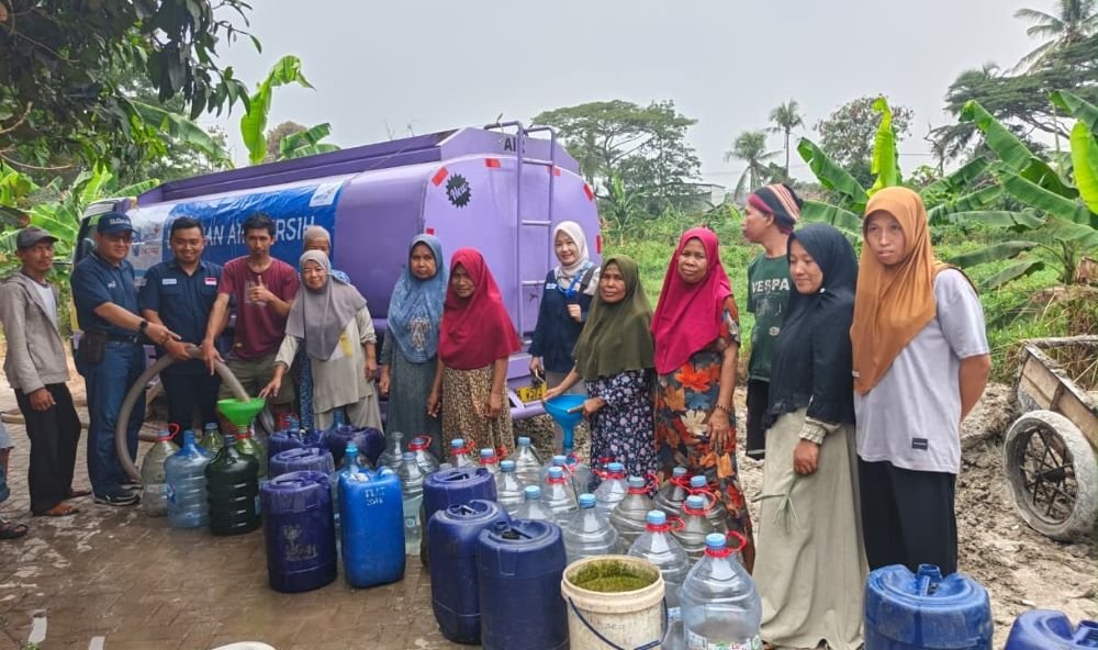 Warga Balaraja Antre Air Bersih Bantuan dari Aetra Tangerang